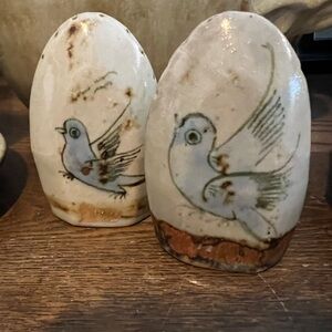 Pottery salt n pepper shakers
